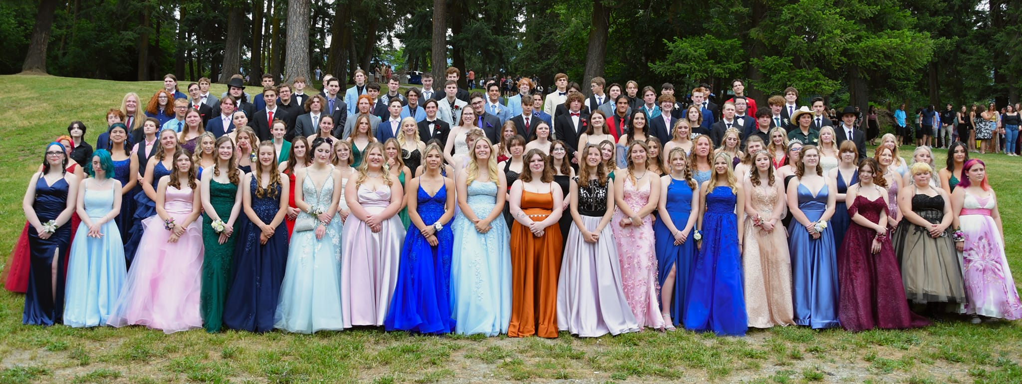 Kamloops graduation photography group photo in the park